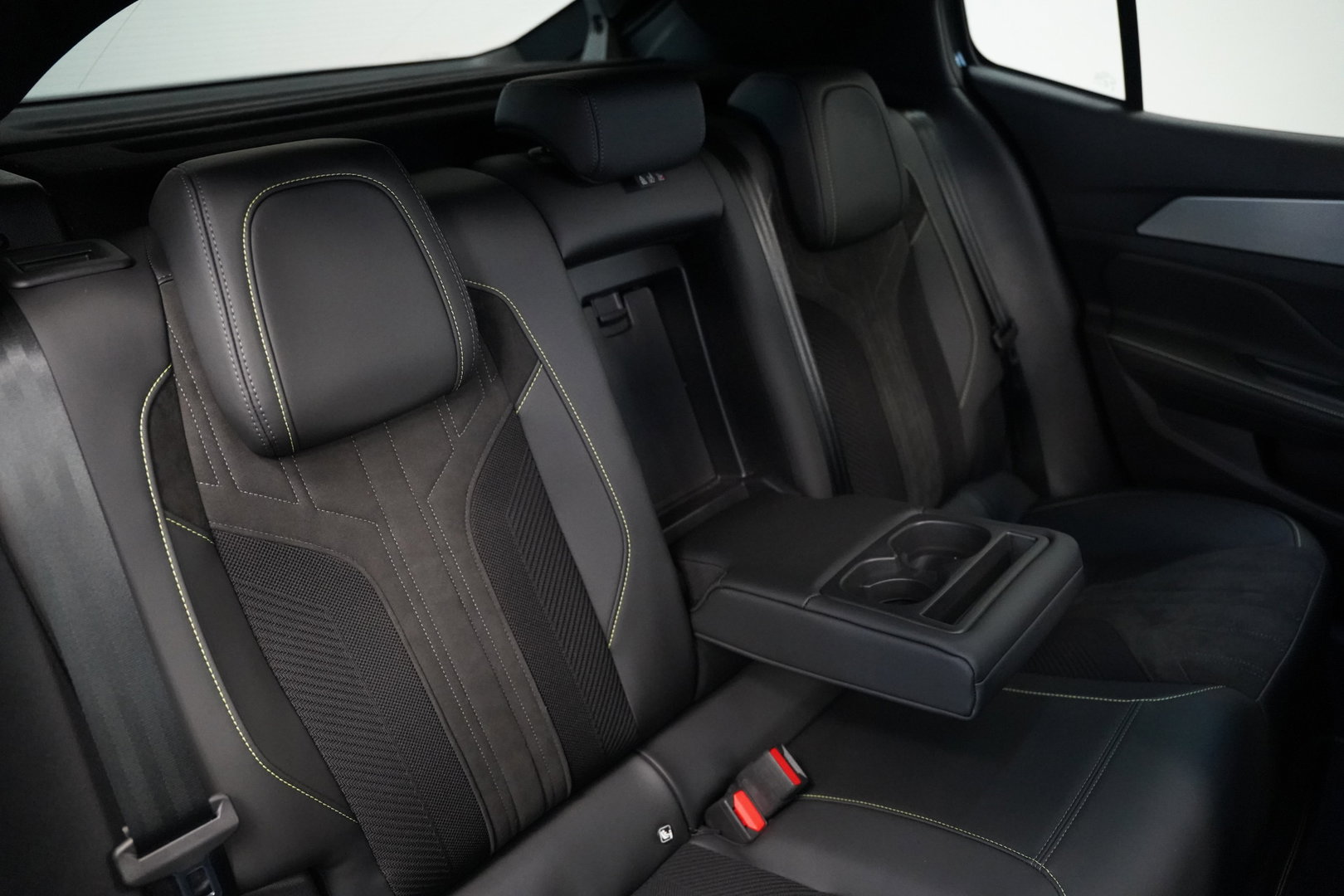 Peugeot 408 e-408 GT Avantage 58 kWh Full-led Panoramadak 19'lmv 24 Maanden garantie* (Vraag naar de voorwaarden)