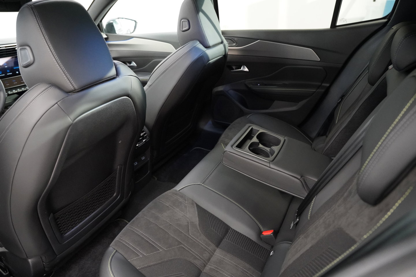 Peugeot 408 e-408 GT Avantage 58 kWh Full-led Panoramadak 19'lmv 24 Maanden garantie* (Vraag naar de voorwaarden)