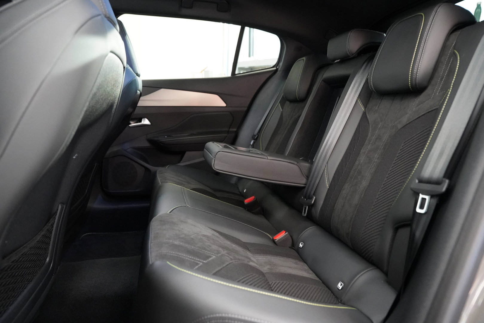 Peugeot 408 e-408 GT Avantage 58 kWh Full-led Panoramadak 19'lmv 24 Maanden garantie* (Vraag naar de voorwaarden)