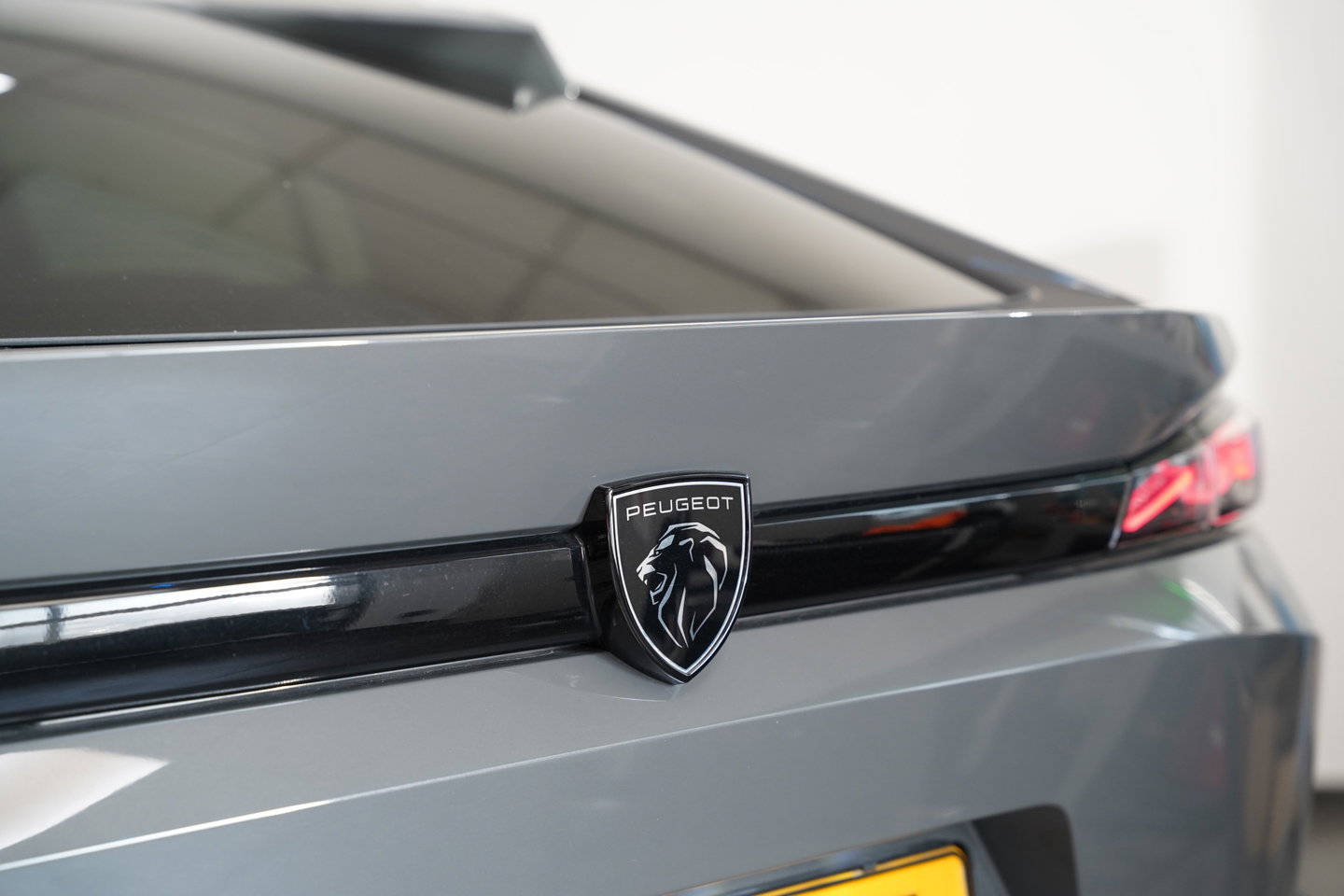 Peugeot 408 e-408 GT Avantage 58 kWh Full-led Panoramadak 19'lmv 24 Maanden garantie* (Vraag naar de voorwaarden)