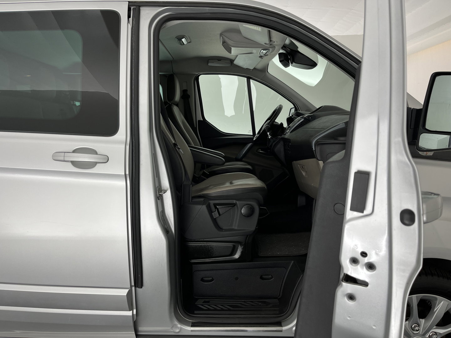 Ford Transit Custom 290 2.2 TDCI L2H1 Limited DC *DUBBEL-CABINE | DUBBELE-SCHUIFDEUR | LEATHER | NAVI-FULLMAP | CAMERA | AIRCO | CRUISE | PDC | 16''ALU | TOWBAR*
