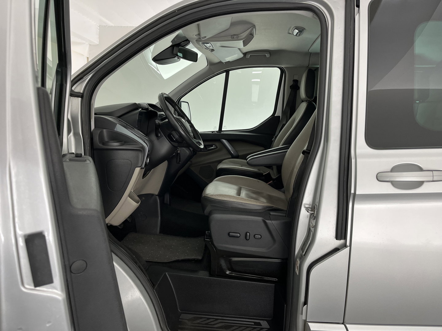 Ford Transit Custom 290 2.2 TDCI L2H1 Limited DC *DUBBEL-CABINE | DUBBELE-SCHUIFDEUR | LEATHER | NAVI-FULLMAP | CAMERA | AIRCO | CRUISE | PDC | 16''ALU | TOWBAR*