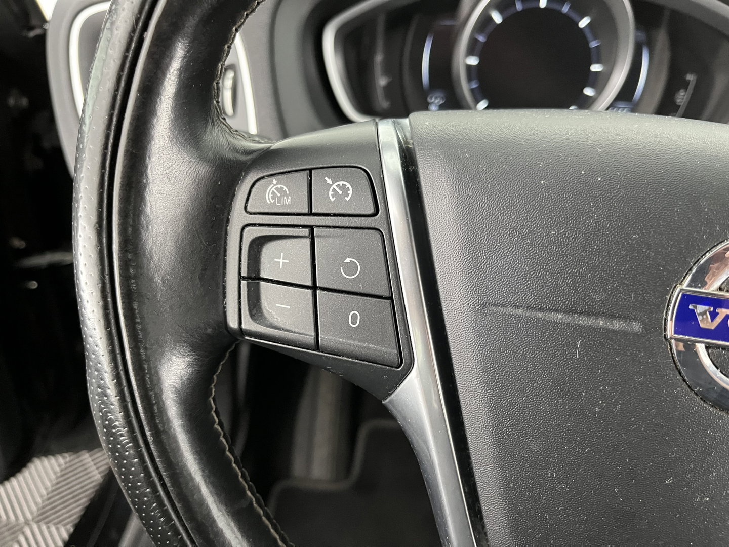 Volvo V40 2.0 D2 R-Design Business *LEATHER-MICROFIBRE | XENON | NAVI-FULLMAP | HEATED-SPORTSEATS | ECC | PDC | CRUISE | 15''ALU | TOWBAR*