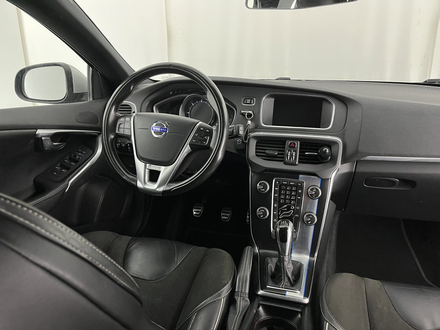 Volvo V40 2.0 D2 R-Design Business *LEATHER-MICROFIBRE | XENON | NAVI-FULLMAP | HEATED-SPORTSEATS | ECC | PDC | CRUISE | 15''ALU | TOWBAR*