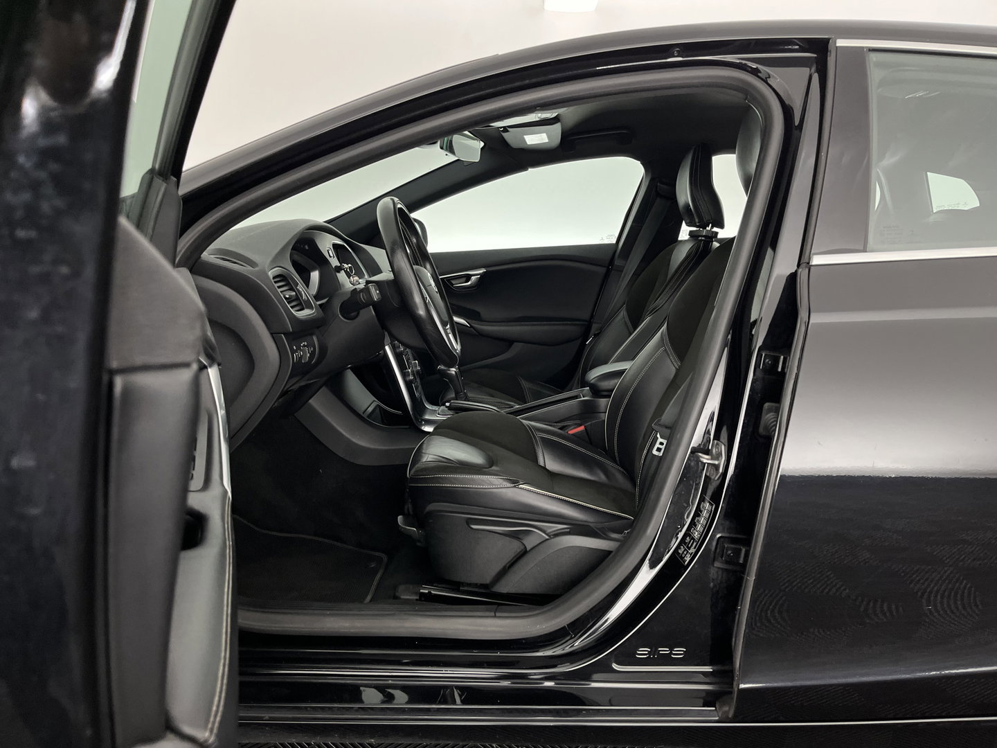 Volvo V40 2.0 D2 R-Design Business *LEATHER-MICROFIBRE | XENON | NAVI-FULLMAP | HEATED-SPORTSEATS | ECC | PDC | CRUISE | 15''ALU | TOWBAR*