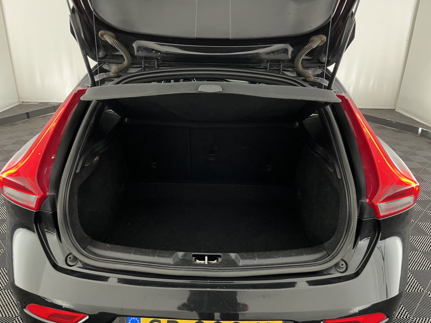Volvo V40 2.0 D2 R-Design Business *LEATHER-MICROFIBRE | XENON | NAVI-FULLMAP | HEATED-SPORTSEATS | ECC | PDC | CRUISE | 15''ALU | TOWBAR*