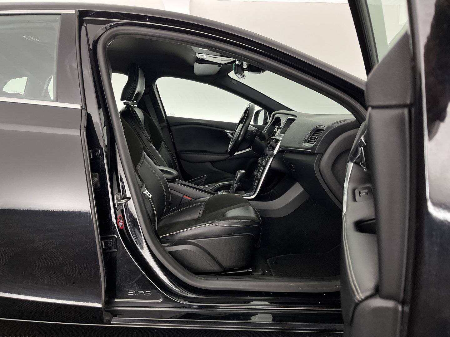 Volvo V40 2.0 D2 R-Design Business *LEATHER-MICROFIBRE | XENON | NAVI-FULLMAP | HEATED-SPORTSEATS | ECC | PDC | CRUISE | 15''ALU | TOWBAR*