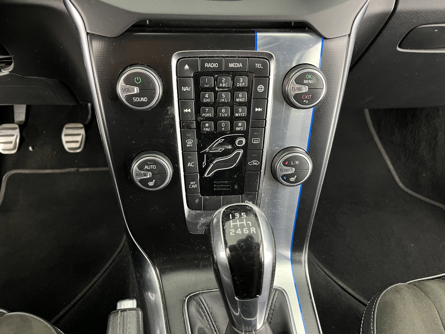 Volvo V40 2.0 D2 R-Design Business *LEATHER-MICROFIBRE | XENON | NAVI-FULLMAP | HEATED-SPORTSEATS | ECC | PDC | CRUISE | 15''ALU | TOWBAR*