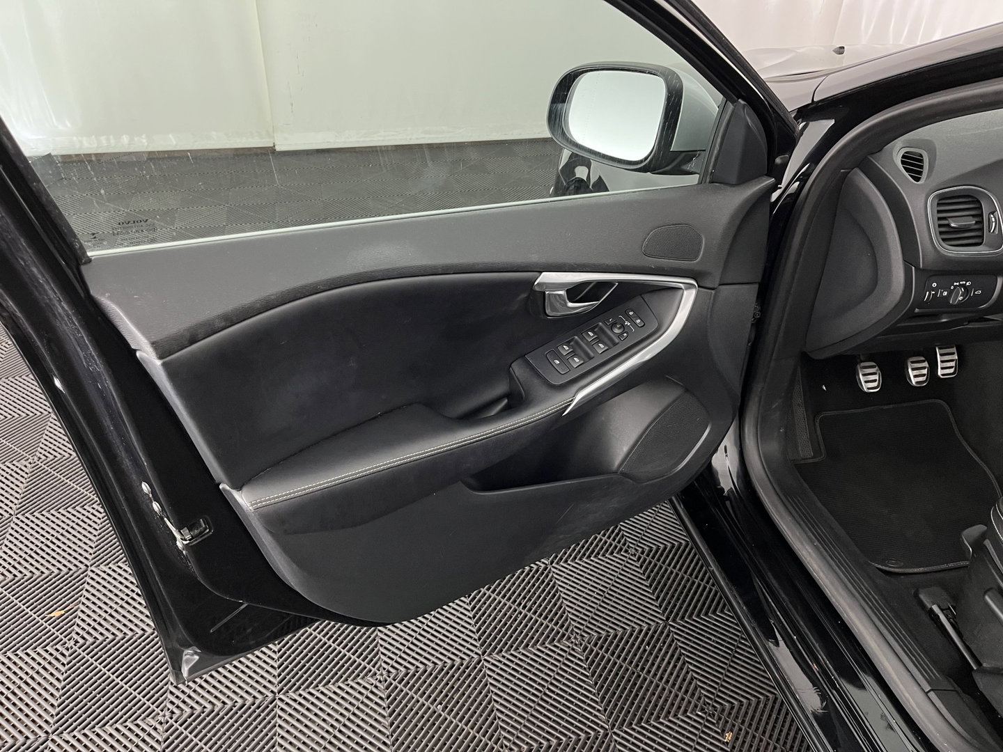 Volvo V40 2.0 D2 R-Design Business *LEATHER-MICROFIBRE | XENON | NAVI-FULLMAP | HEATED-SPORTSEATS | ECC | PDC | CRUISE | 15''ALU | TOWBAR*
