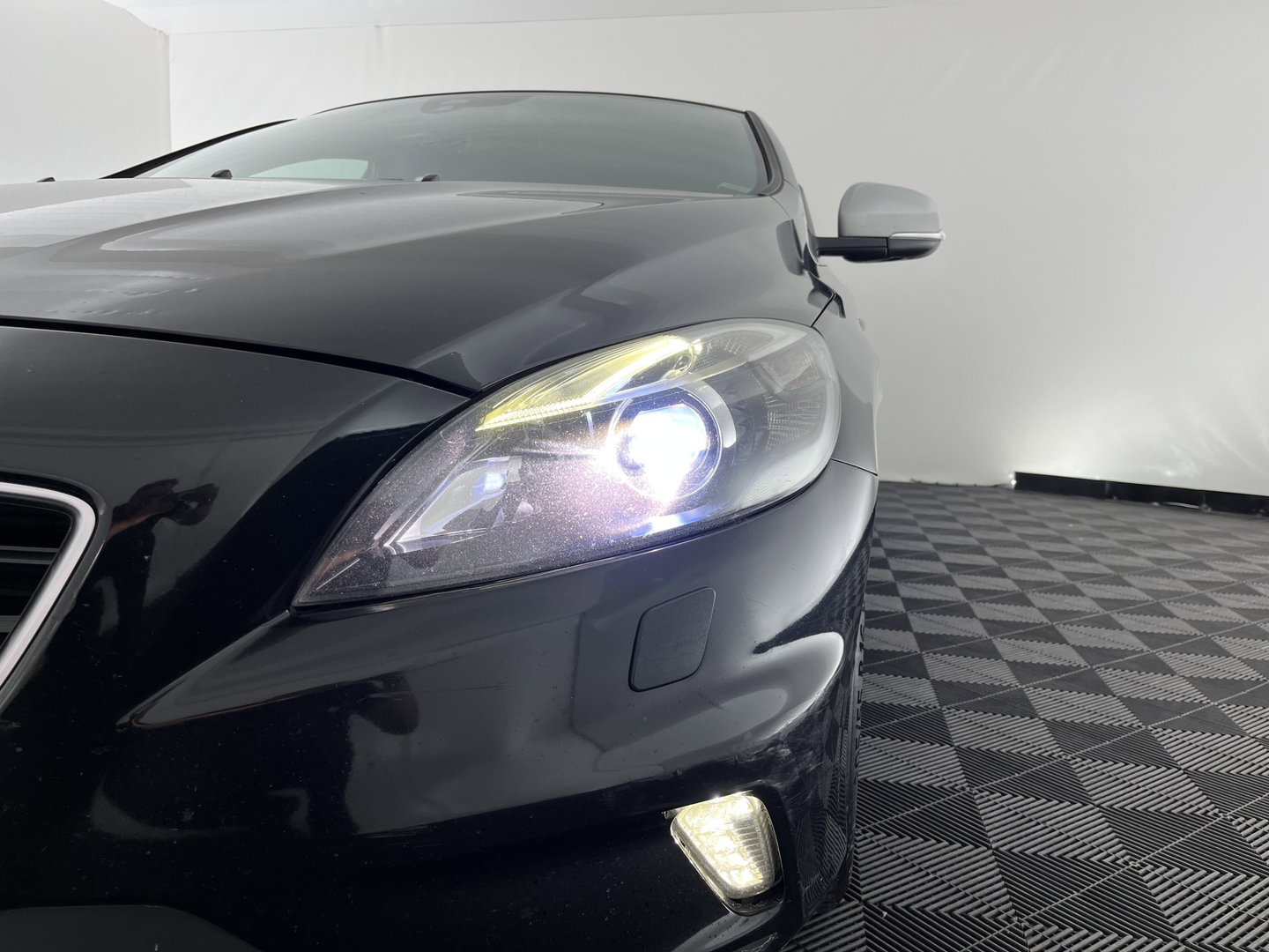 Volvo V40 2.0 D2 R-Design Business *LEATHER-MICROFIBRE | XENON | NAVI-FULLMAP | HEATED-SPORTSEATS | ECC | PDC | CRUISE | 15''ALU | TOWBAR*