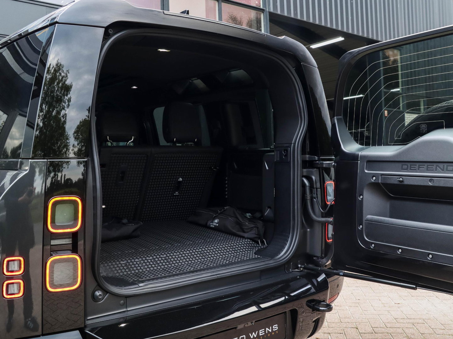 Land Rover Defender 2.0 P300e 110 X-Dynamic HSE |22"|Pano|Trekhaak|360 camera|Stoelkoeling