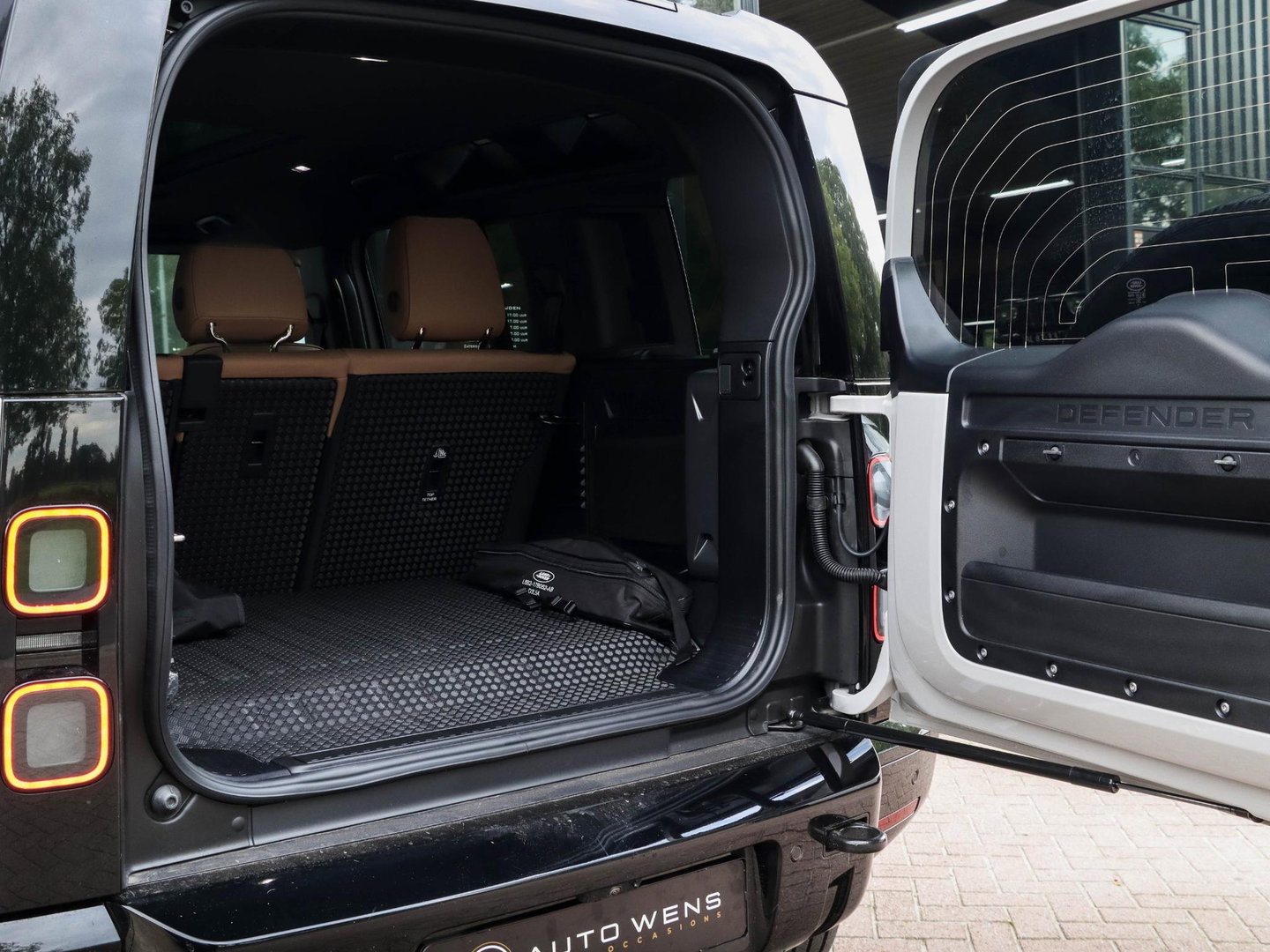 Land Rover Defender 2.0 P300e 110 X-Dynamic HSE |22"|Pano|Trekhaak|360 camera|Stoelkoeling