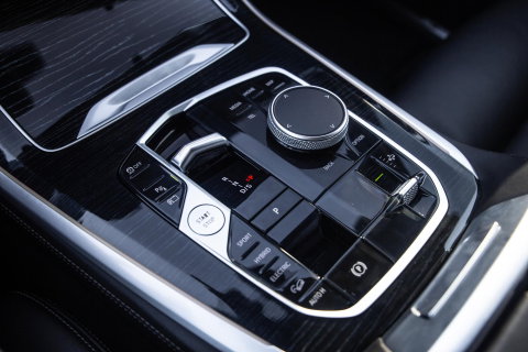 BMW X5 xDrive50e Launch Edition M PAKKET / SKYLOUNCH / TREKHAAK / MAXTON / PANO / HEAD UP / BEKERKOELING / STOEVERWAMRING / DEALER ONDERHOUDEN