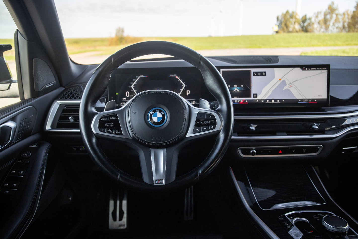 BMW X5 xDrive50e Launch Edition M PAKKET / SKYLOUNCH / TREKHAAK / MAXTON / PANO / HEAD UP / BEKERKOELING / STOEVERWAMRING / DEALER ONDERHOUDEN