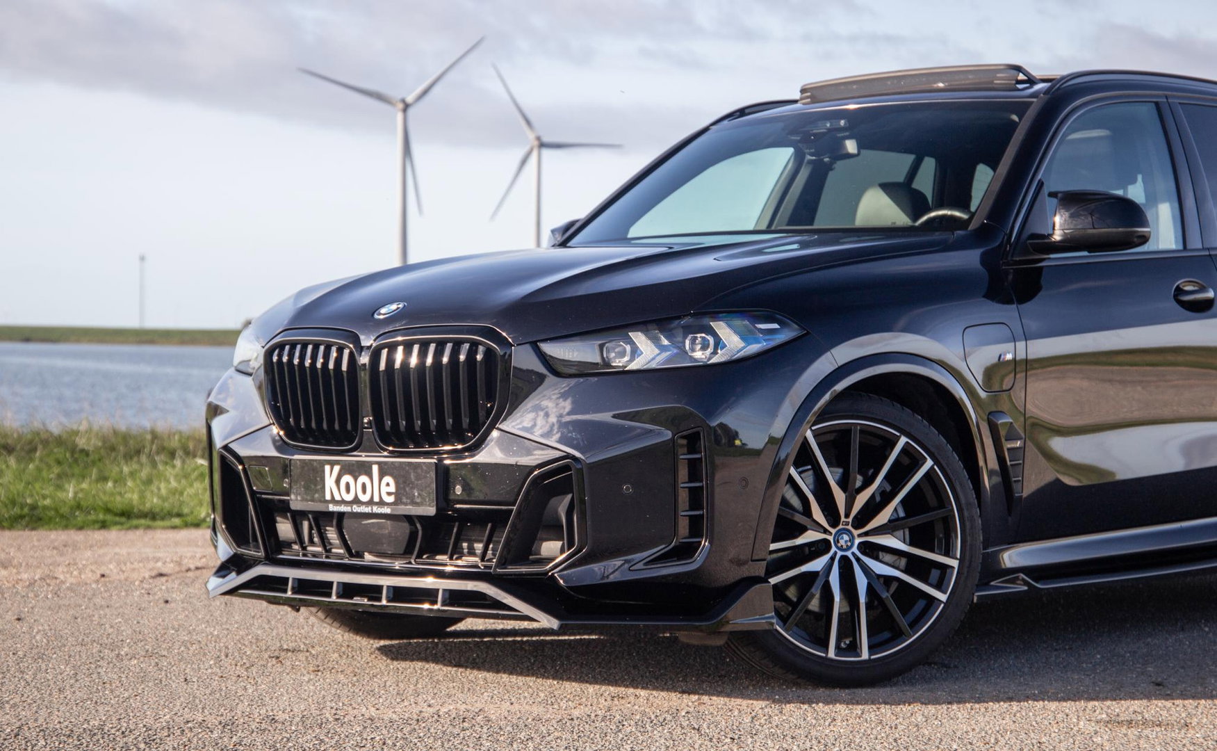 BMW X5 xDrive50e Launch Edition M PAKKET / SKYLOUNCH / TREKHAAK / MAXTON / PANO / HEAD UP / BEKERKOELING / STOEVERWAMRING / DEALER ONDERHOUDEN