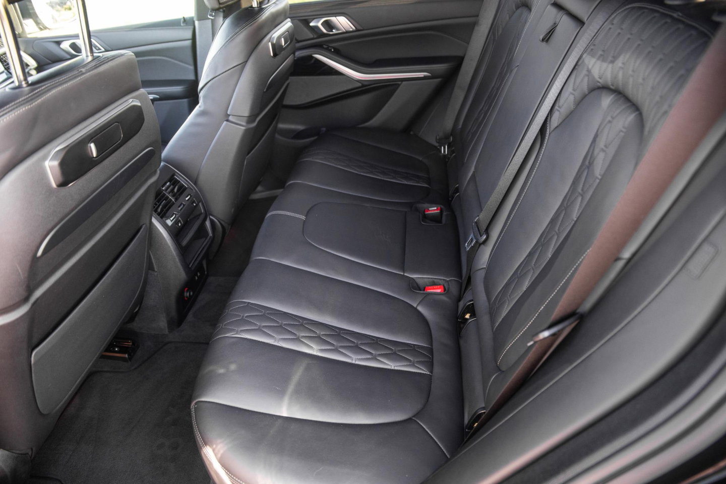 BMW X5 xDrive50e Launch Edition M PAKKET / SKYLOUNCH / TREKHAAK / MAXTON / PANO / HEAD UP / BEKERKOELING / STOEVERWAMRING / DEALER ONDERHOUDEN