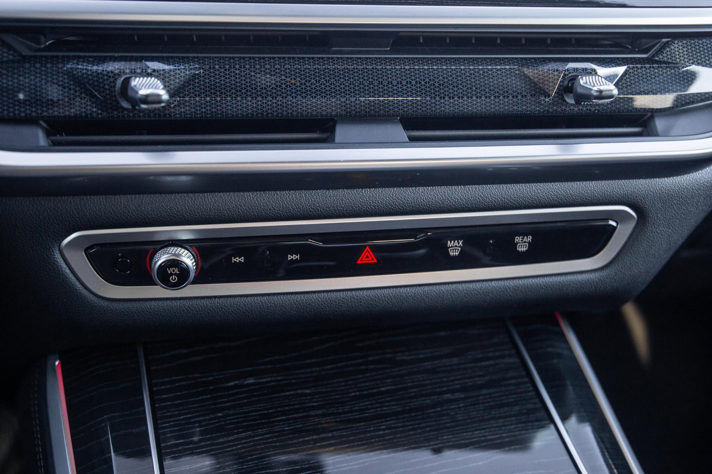 BMW X5 xDrive50e Launch Edition M PAKKET / SKYLOUNCH / TREKHAAK / MAXTON / PANO / HEAD UP / BEKERKOELING / STOEVERWAMRING / DEALER ONDERHOUDEN