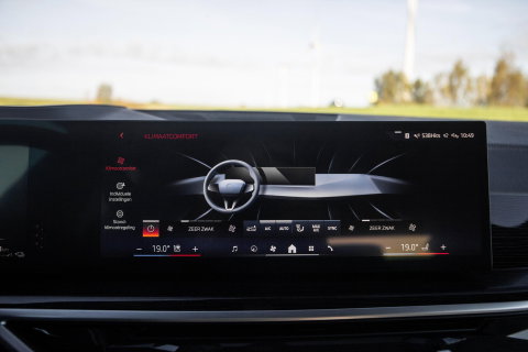BMW X5 xDrive50e Launch Edition M PAKKET / SKYLOUNCH / TREKHAAK / MAXTON / PANO / HEAD UP / BEKERKOELING / STOEVERWAMRING / DEALER ONDERHOUDEN
