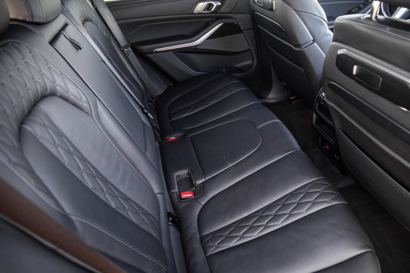 BMW X5 xDrive50e Launch Edition M PAKKET / SKYLOUNCH / TREKHAAK / MAXTON / PANO / HEAD UP / BEKERKOELING / STOEVERWAMRING / DEALER ONDERHOUDEN