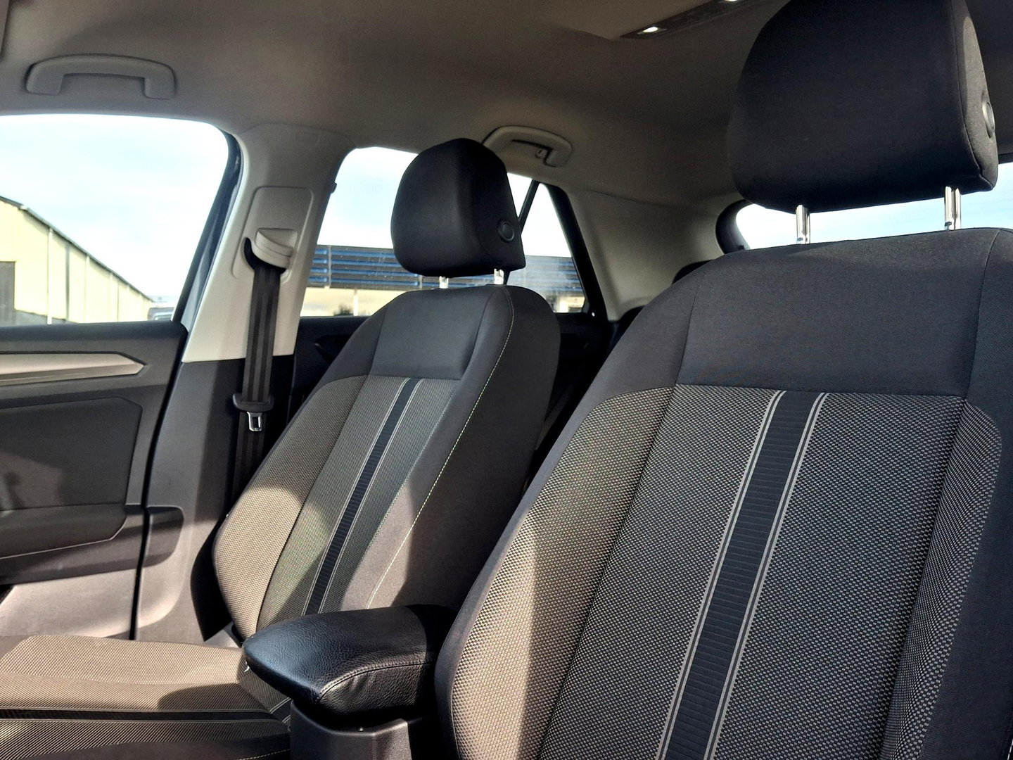 Volkswagen T-Roc 1.0 TSI Style Business | ADAPTIEF | LED DRL | STOELVERWARMING | CLIMATE |
