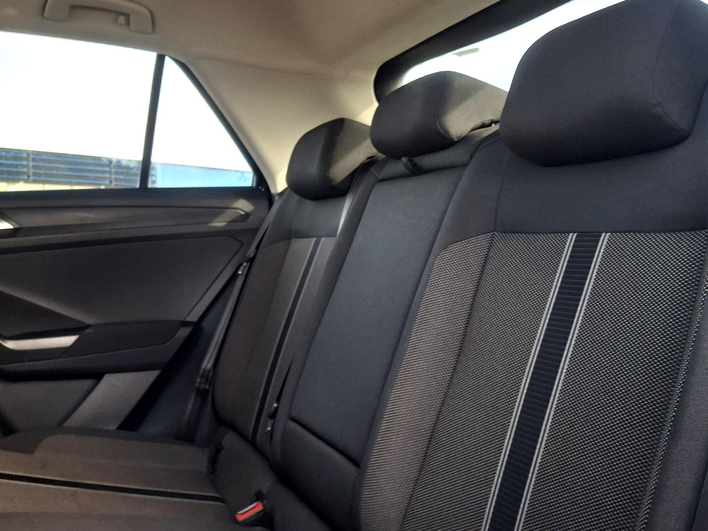 Volkswagen T-Roc 1.0 TSI Style Business | ADAPTIEF | LED DRL | STOELVERWARMING | CLIMATE |