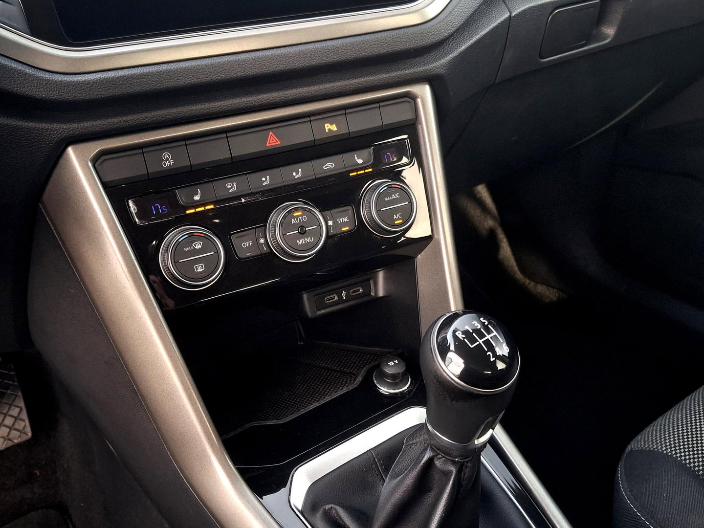 Volkswagen T-Roc 1.0 TSI Style Business | ADAPTIEF | LED DRL | STOELVERWARMING | CLIMATE |