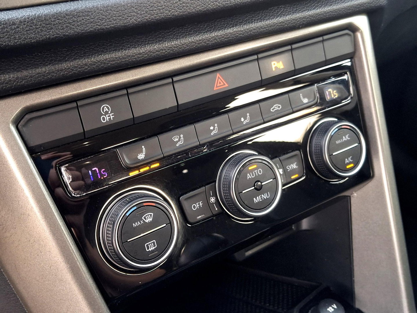 Volkswagen T-Roc 1.0 TSI Style Business | ADAPTIEF | LED DRL | STOELVERWARMING | CLIMATE |