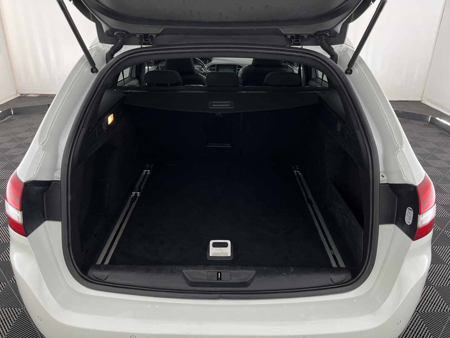 Peugeot 308 SW 1.2 PureTech GT-line Aut. *PANO | LEATHER-MICROFIBRE | FULL-LED | DENON-AUDIO | BLIND-SPOT | SPORT-SEATS | NAVI-FULLMAP | KEYLESS | DAB | SHIFT-PADDLES | LANE-ASSIST | CAMERA | ECC | CARPLAY | PDC | 18''ALU | TOW