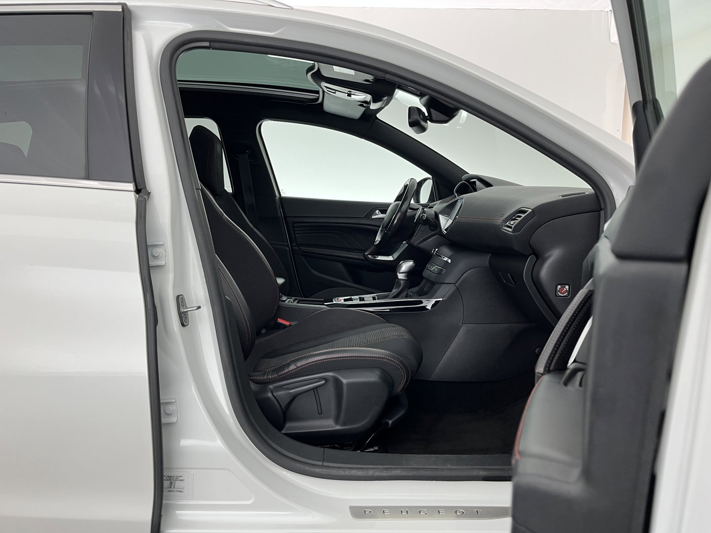 Peugeot 308 SW 1.2 PureTech GT-line Aut. *PANO | LEATHER-MICROFIBRE | FULL-LED | DENON-AUDIO | BLIND-SPOT | SPORT-SEATS | NAVI-FULLMAP | KEYLESS | DAB | SHIFT-PADDLES | LANE-ASSIST | CAMERA | ECC | CARPLAY | PDC | 18''ALU | TOW