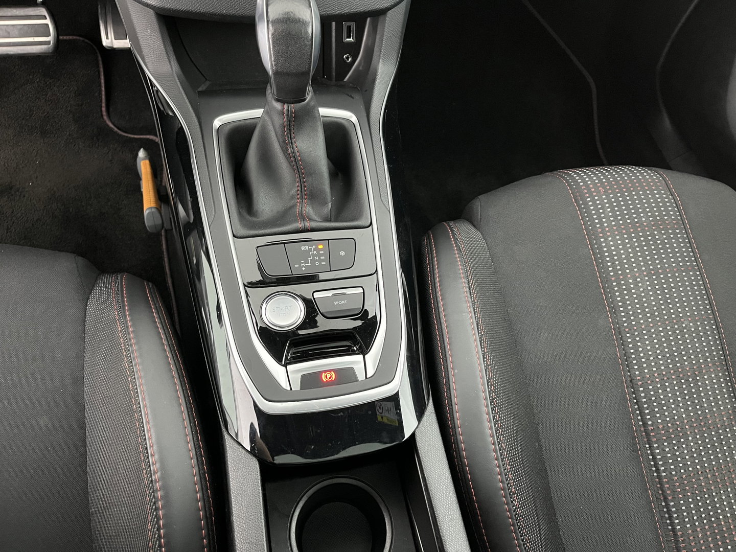 Peugeot 308 SW 1.2 PureTech GT-line Aut. *PANO | LEATHER-MICROFIBRE | FULL-LED | DENON-AUDIO | BLIND-SPOT | SPORT-SEATS | NAVI-FULLMAP | KEYLESS | DAB | SHIFT-PADDLES | LANE-ASSIST | CAMERA | ECC | CARPLAY | PDC | 18''ALU | TOW
