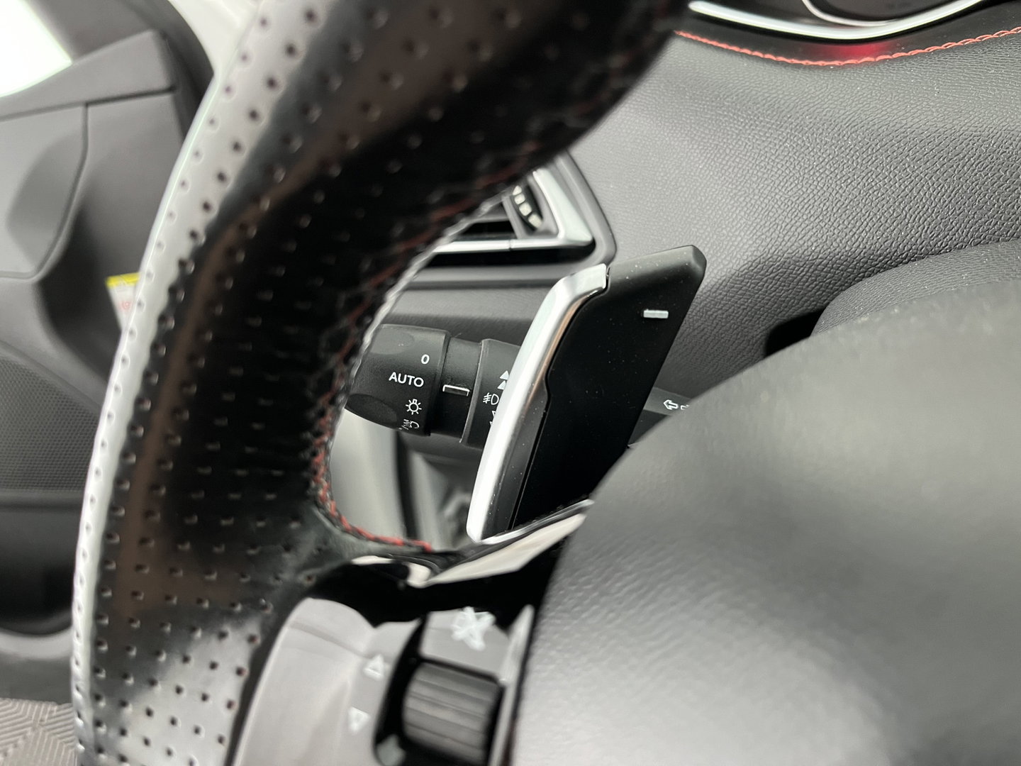Peugeot 308 SW 1.2 PureTech GT-line Aut. *PANO | LEATHER-MICROFIBRE | FULL-LED | DENON-AUDIO | BLIND-SPOT | SPORT-SEATS | NAVI-FULLMAP | KEYLESS | DAB | SHIFT-PADDLES | LANE-ASSIST | CAMERA | ECC | CARPLAY | PDC | 18''ALU | TOW