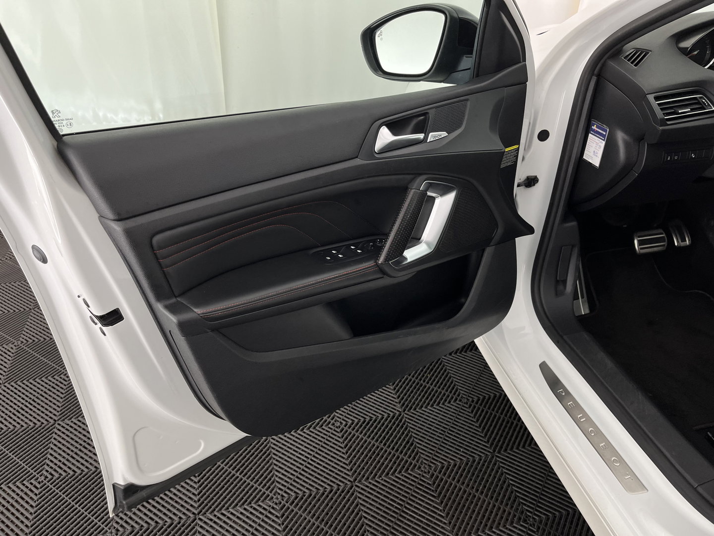 Peugeot 308 SW 1.2 PureTech GT-line Aut. *PANO | LEATHER-MICROFIBRE | FULL-LED | DENON-AUDIO | BLIND-SPOT | SPORT-SEATS | NAVI-FULLMAP | KEYLESS | DAB | SHIFT-PADDLES | LANE-ASSIST | CAMERA | ECC | CARPLAY | PDC | 18''ALU | TOW
