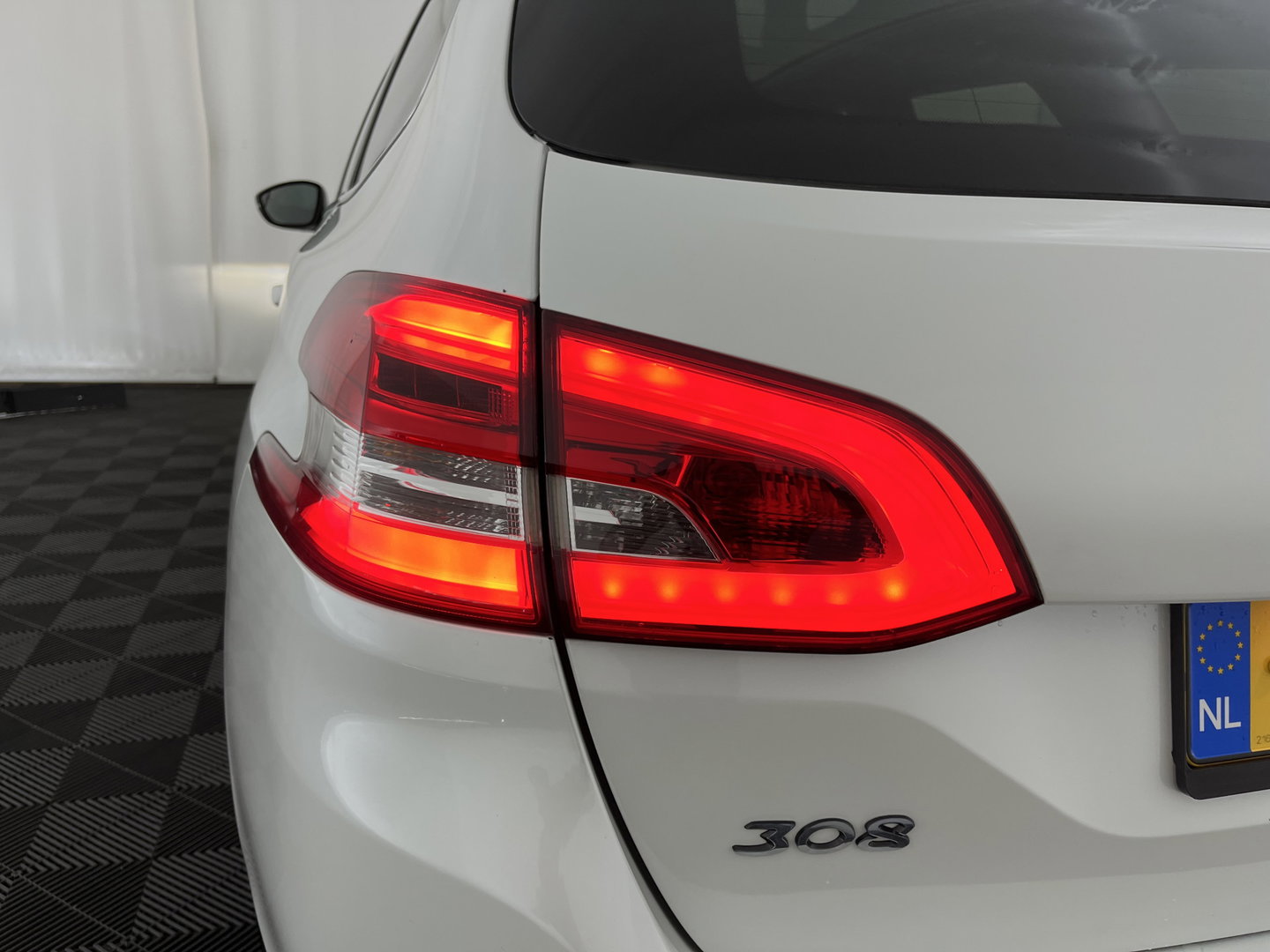 Peugeot 308 SW 1.2 PureTech GT-line Aut. *PANO | LEATHER-MICROFIBRE | FULL-LED | DENON-AUDIO | BLIND-SPOT | SPORT-SEATS | NAVI-FULLMAP | KEYLESS | DAB | SHIFT-PADDLES | LANE-ASSIST | CAMERA | ECC | CARPLAY | PDC | 18''ALU | TOW