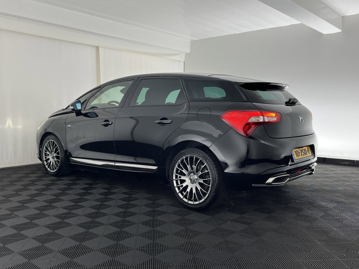 Citroën DS5 2.0 HDi Sport Chic Aut. *PANO | LUXURY-LEATHER | MEMORY-PACK | NAVI-FULLMAP | KEYLESS | CAMERA | MASSAGE | CRUISE | CAMERA | SHIFT-PADDLES | COMFORT-SEATS | 17"ALU*