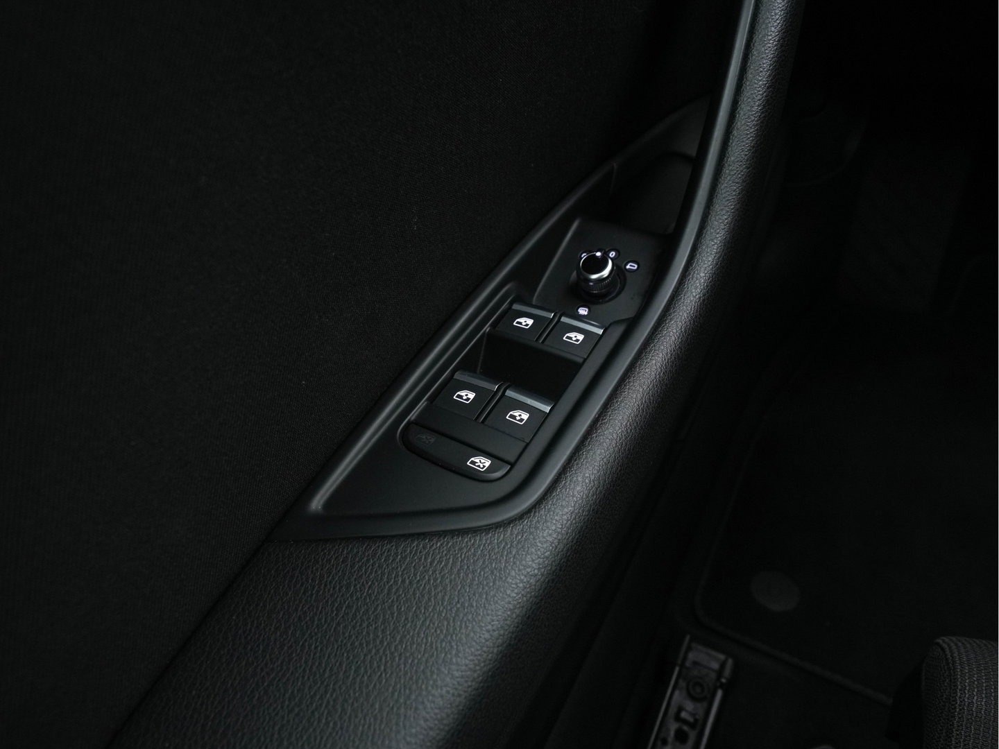 Audi A4 Avant 2.0 TFSI MHEV Design Pro Line Plus Aut. *DIGI-COCKPIT | XENON | NAVI-FULLMAP | HEATED-SPORTSEATS | PRIVACY-GLASS | AUDI-SOUND | AIRCO | PDC | CRUISE | 18''ALU | TOWBAR*
