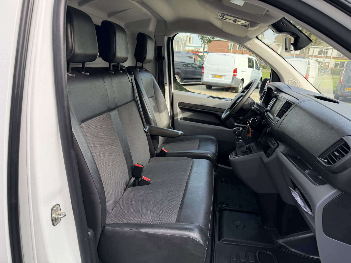 Opel Vivaro 2.0 CDTI L3H1 Edition / vaste prijs rijklaar € 11.950 ex btw / euro 6 / bpm vrij / lease vanaf € 201 / airco / cruise / navigatie / achteruit rijcamera / trekhaak / pdc