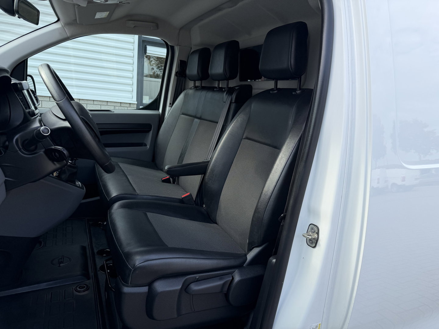 Opel Vivaro 2.0 CDTI L3H1 Edition / vaste prijs rijklaar € 11.950 ex btw / euro 6 / bpm vrij / lease vanaf € 201 / airco / cruise / navigatie / achteruit rijcamera / trekhaak / pdc