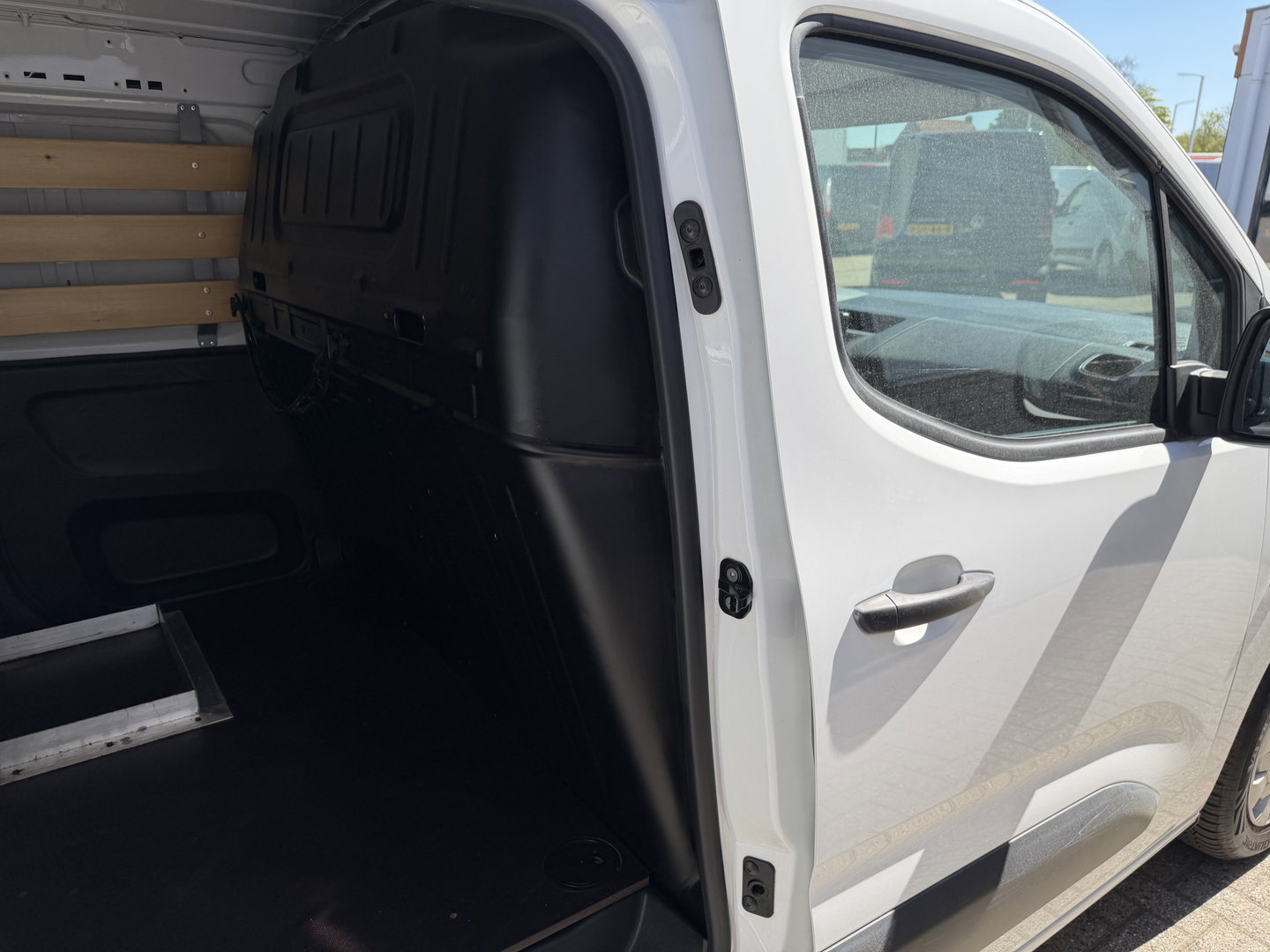 Opel Vivaro 2.0 CDTI L3H1 Edition / vaste prijs rijklaar € 11.950 ex btw / euro 6 / bpm vrij / lease vanaf € 201 / airco / cruise / navigatie / achteruit rijcamera / trekhaak / pdc