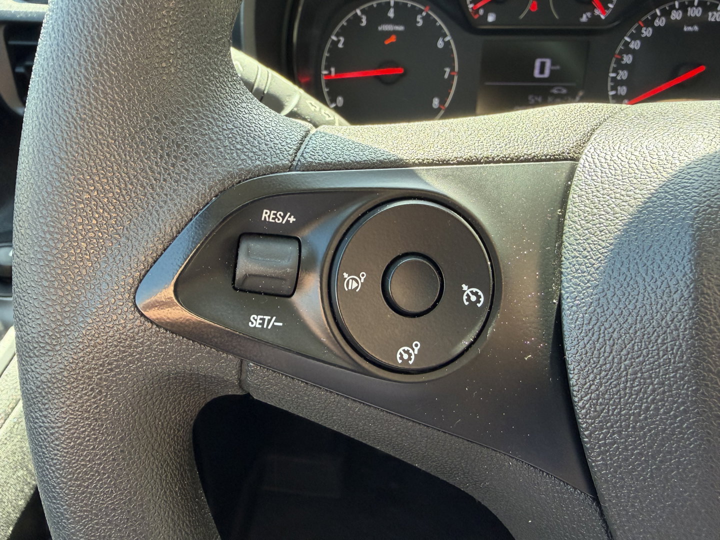 Opel Vivaro 2.0 CDTI L3H1 Edition / vaste prijs rijklaar € 11.950 ex btw / euro 6 / bpm vrij / lease vanaf € 201 / airco / cruise / navigatie / achteruit rijcamera / trekhaak / pdc