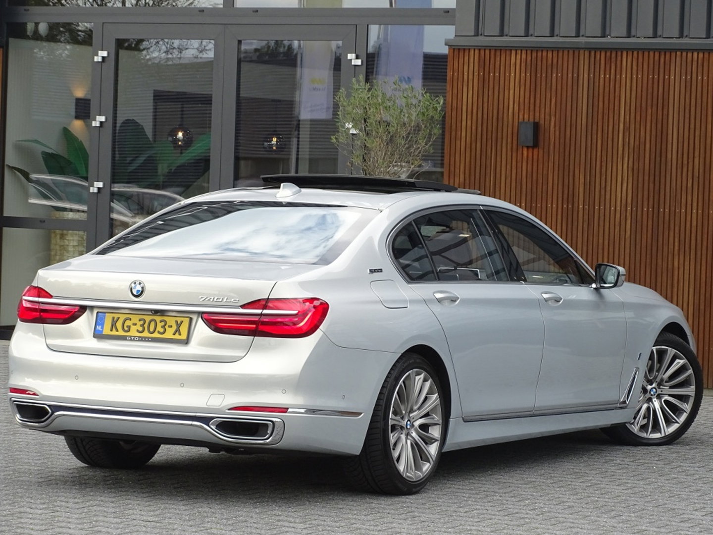 BMW 7 Serie 740e Lang 326PK / VIP / Bowers & Wilkins / Skylounge / *NAP*
