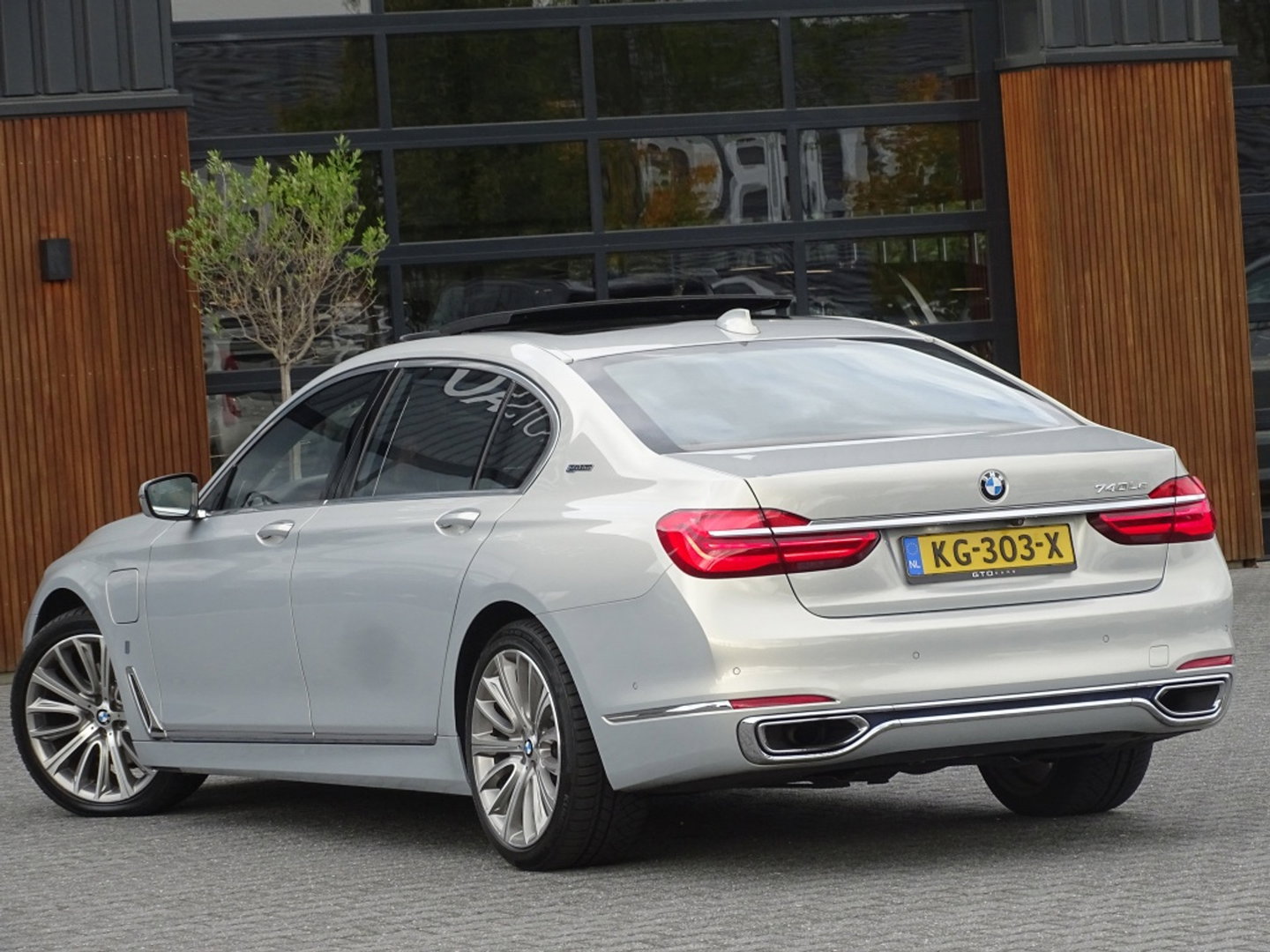 BMW 7 Serie 740e Lang 326PK / VIP / Bowers & Wilkins / Skylounge / *NAP*