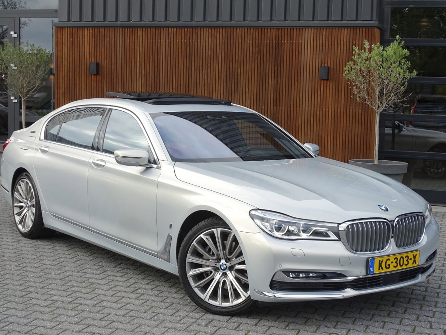 BMW 7 Serie 740e Lang 326PK / VIP / Bowers & Wilkins / Skylounge / *NAP*