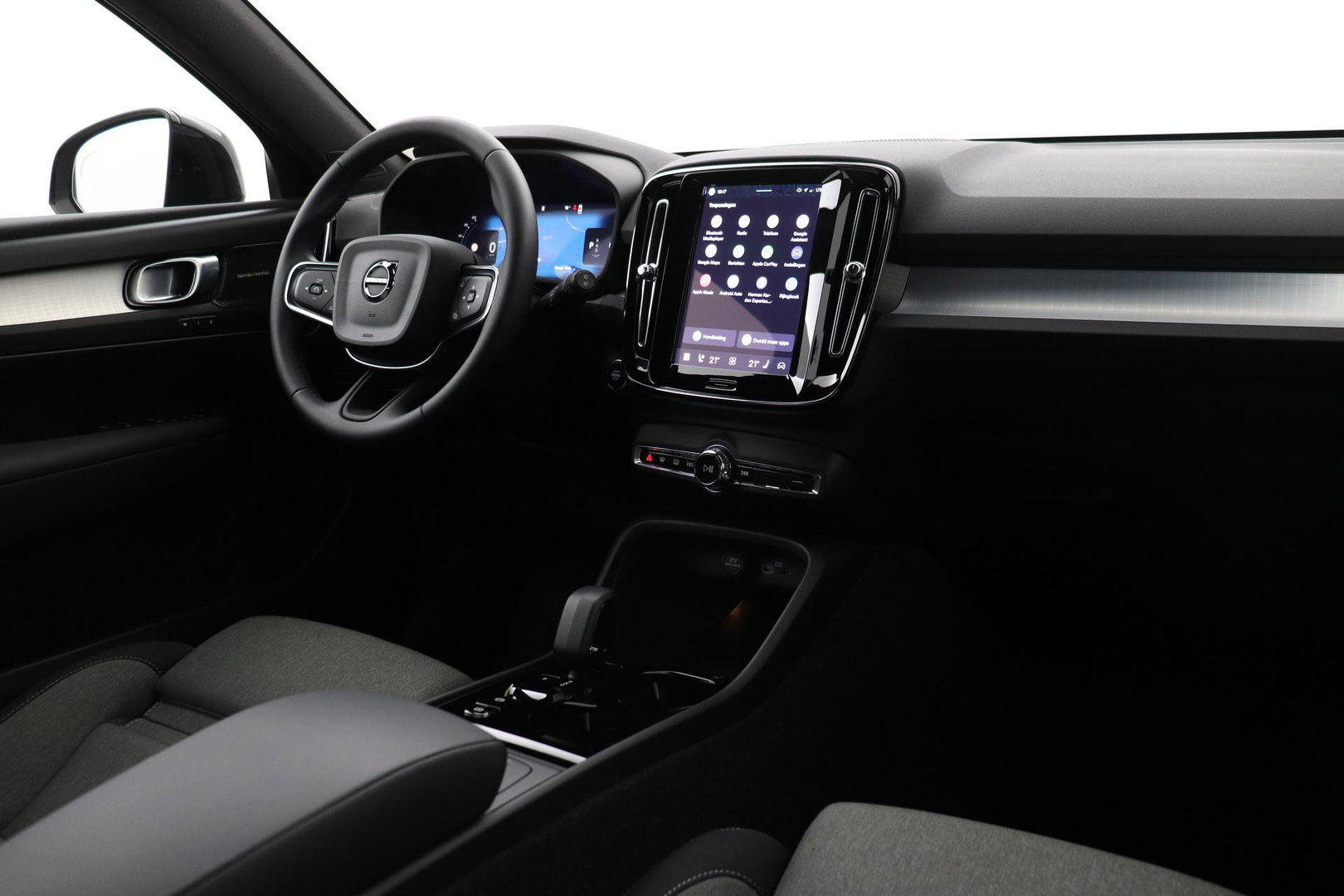 Volvo XC40 2.0 B3 Plus Black Edition | Harman/Kardon | ACC | 360° Camera | BLIS | Keyless | Stoel+Stuurverwarming | 20 Inch