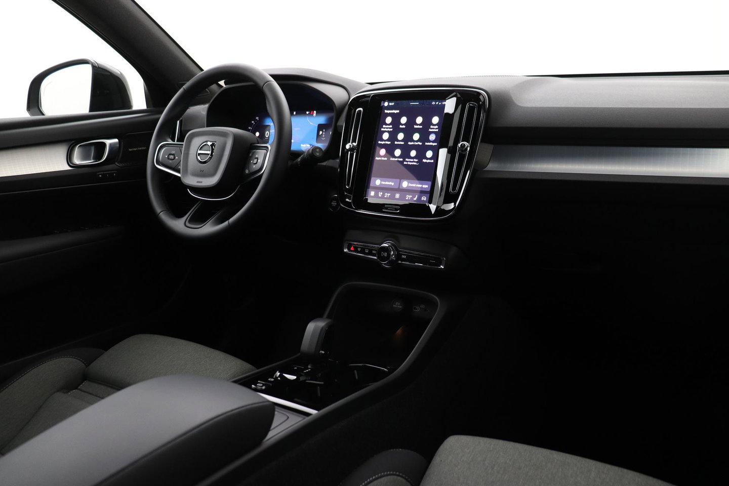 Volvo XC40 2.0 B3 Plus Black Edition | Harman/Kardon | ACC | 360° Camera | BLIS | Keyless | Stoel+Stuurverwarming | 20 Inch