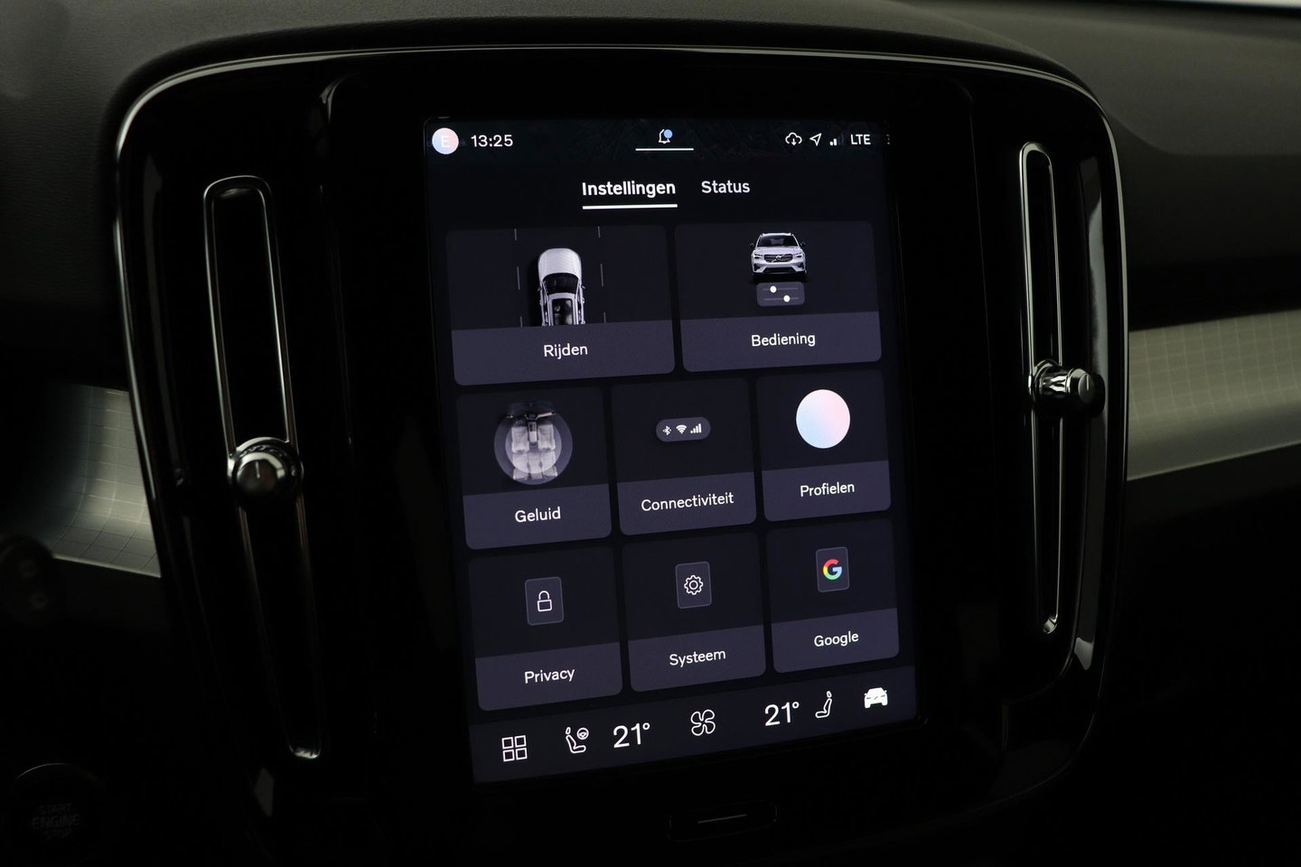Volvo XC40 2.0 B3 Plus Black Edition | Harman/Kardon | ACC | 360° Camera | BLIS | Keyless | Stoel+Stuurverwarming | 20 Inch