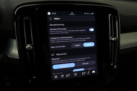 Volvo XC40 2.0 B3 Plus Black Edition | Harman/Kardon | ACC | 360° Camera | BLIS | Keyless | Stoel+Stuurverwarming | 20 Inch