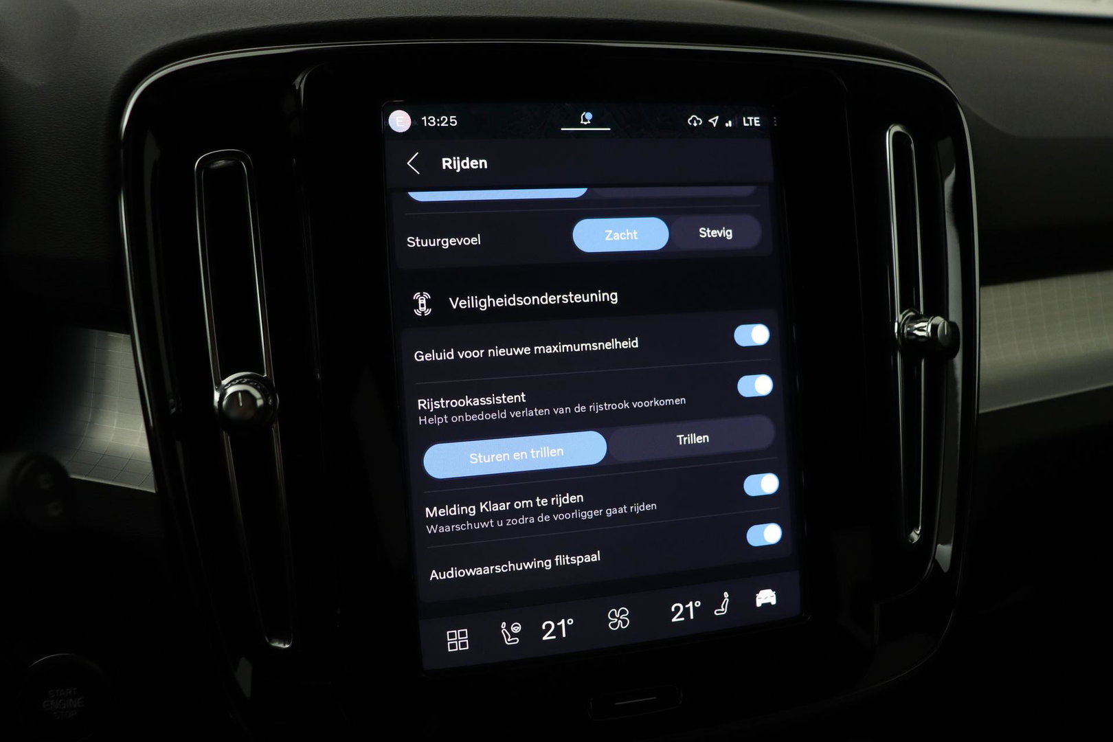 Volvo XC40 2.0 B3 Plus Black Edition | Harman/Kardon | ACC | 360° Camera | BLIS | Keyless | Stoel+Stuurverwarming | 20 Inch