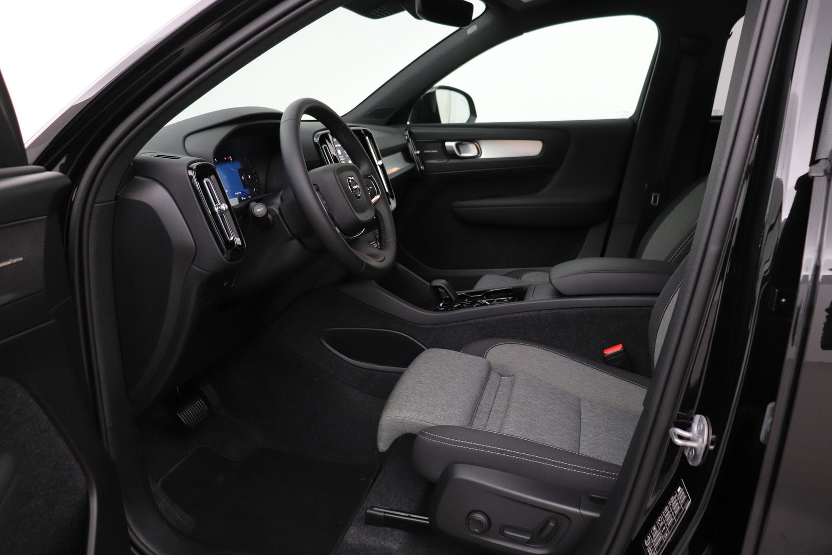 Volvo XC40 2.0 B3 Plus Black Edition | Harman/Kardon | ACC | 360° Camera | BLIS | Keyless | Stoel+Stuurverwarming | 20 Inch
