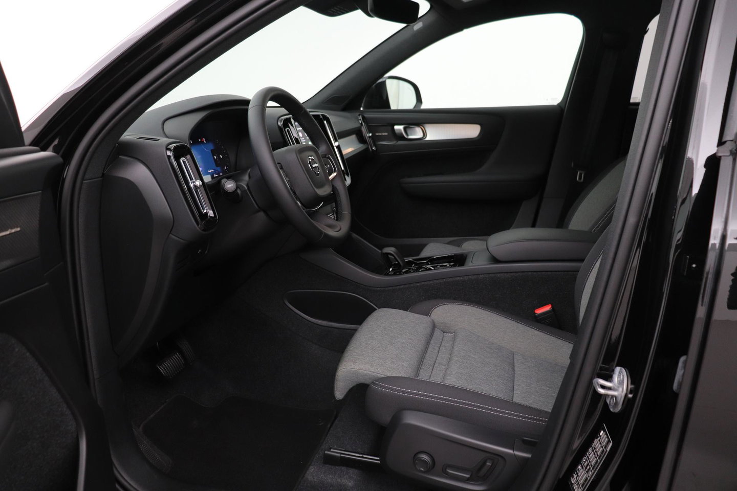 Volvo XC40 2.0 B3 Plus Black Edition | Harman/Kardon | ACC | 360° Camera | BLIS | Keyless | Stoel+Stuurverwarming | 20 Inch