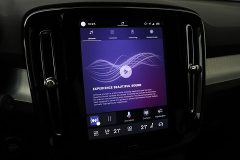Volvo XC40 2.0 B3 Plus Black Edition | Harman/Kardon | ACC | 360° Camera | BLIS | Keyless | Stoel+Stuurverwarming | 20 Inch